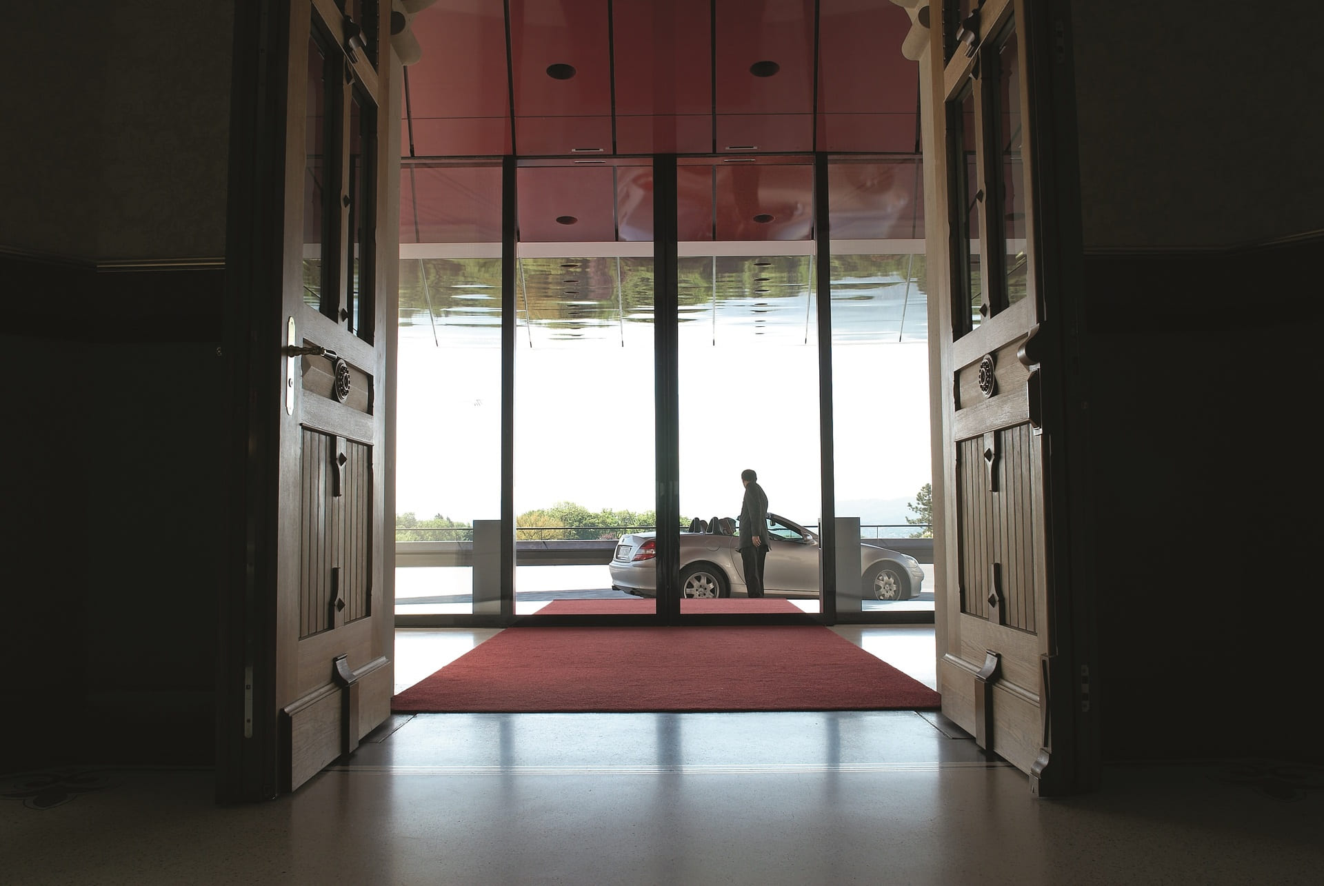 Entrada de hotel de lujo con puerta automática Servas Access